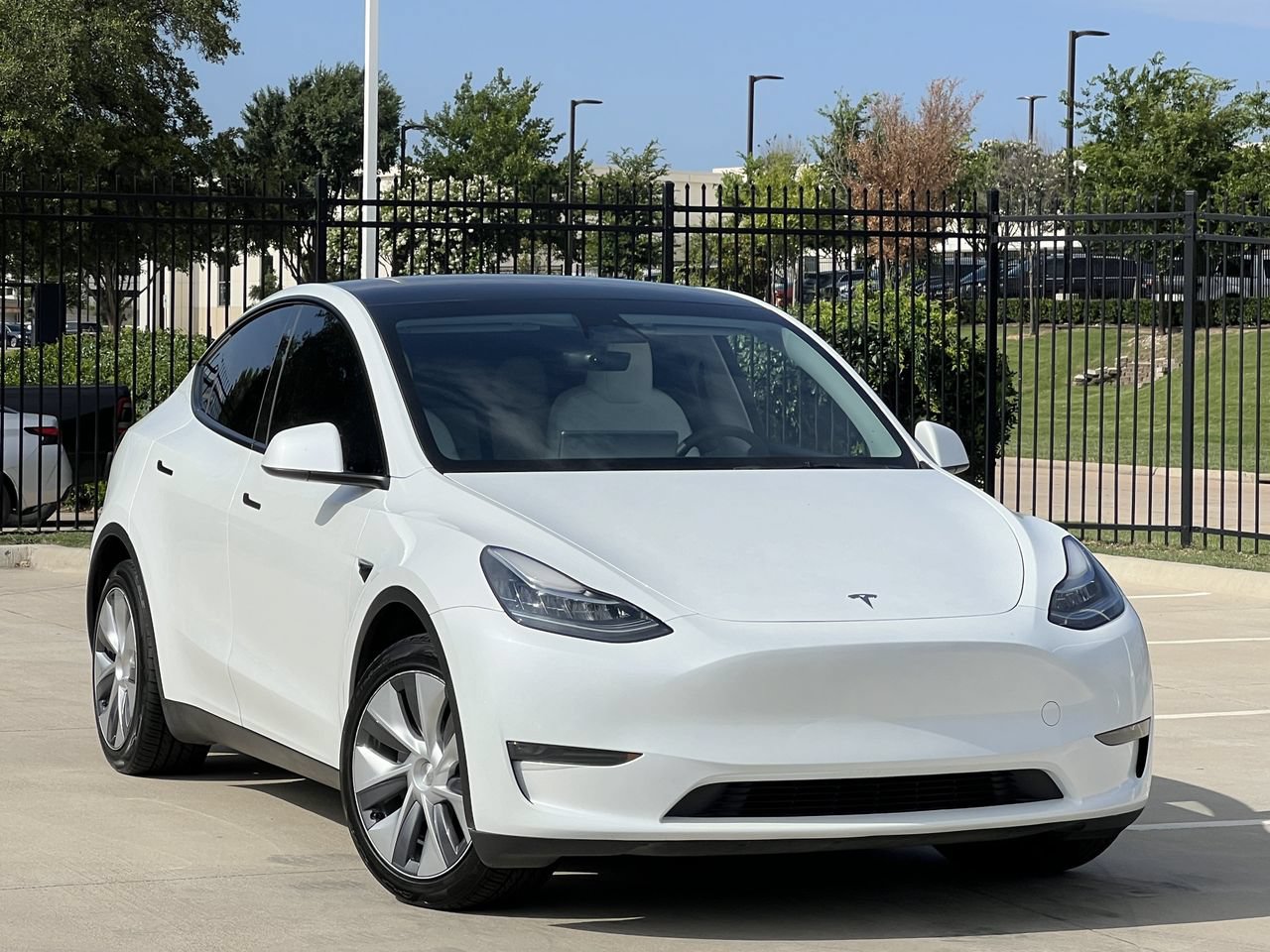 Used 2023 Tesla Model Y Long Range AWD/4WD image 1