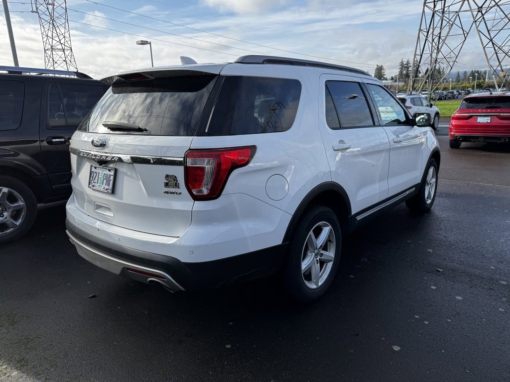 Used 2017 Ford Explorer XLT w/ Equipment Group 202A image 5