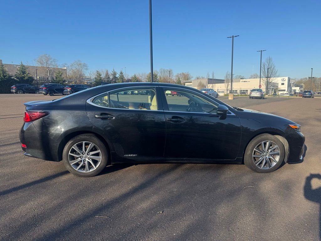Used 2016 Lexus ES 300h w/ Luxury Package w/Wood Trim image 5