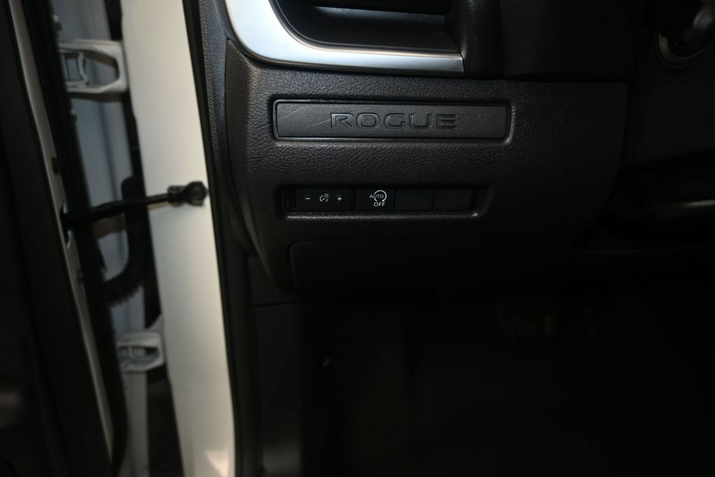 Used 2024 Nissan Rogue S FWD image 12