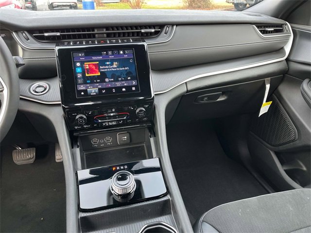 Used 2024 Jeep Grand Cherokee Altitude image 11