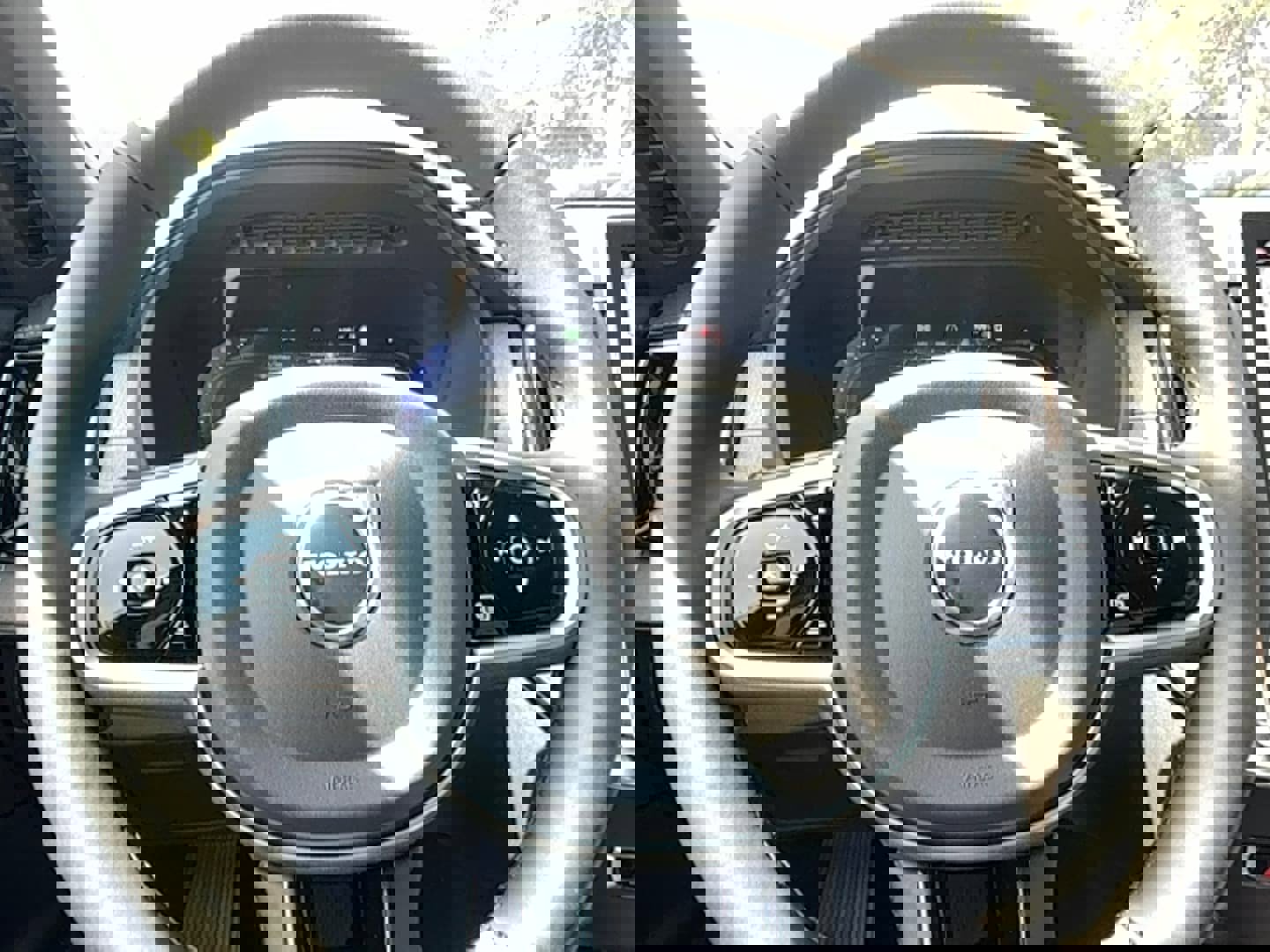 New 2025 Volvo XC90 T8 Plus w/ Protection Package Premier image 25