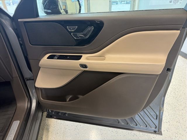 Used 2023 Lincoln Aviator AWD w/ Premium Package image 44