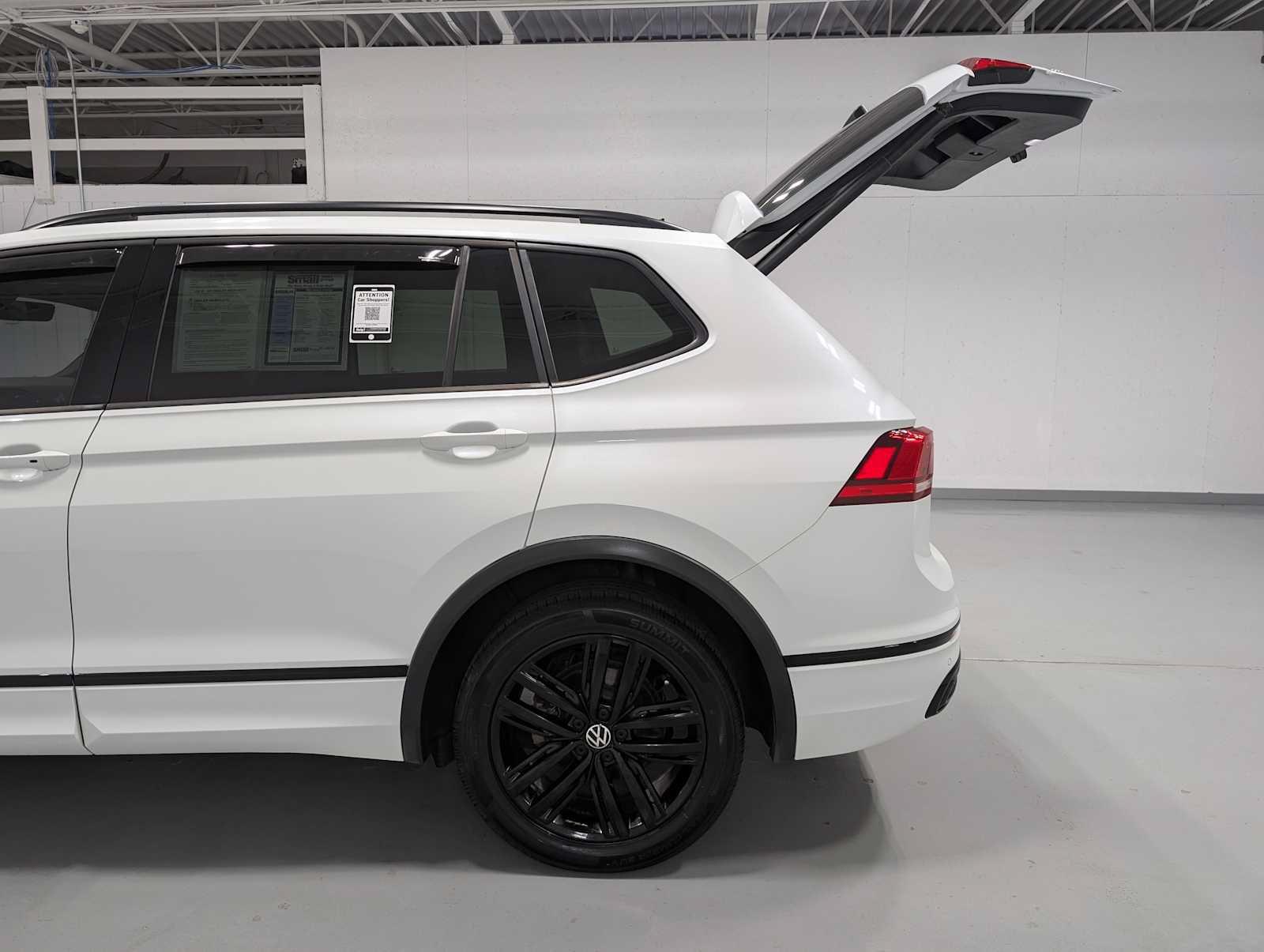 Used 2022 Volkswagen Tiguan SE R-Line AWD/4WD image 11