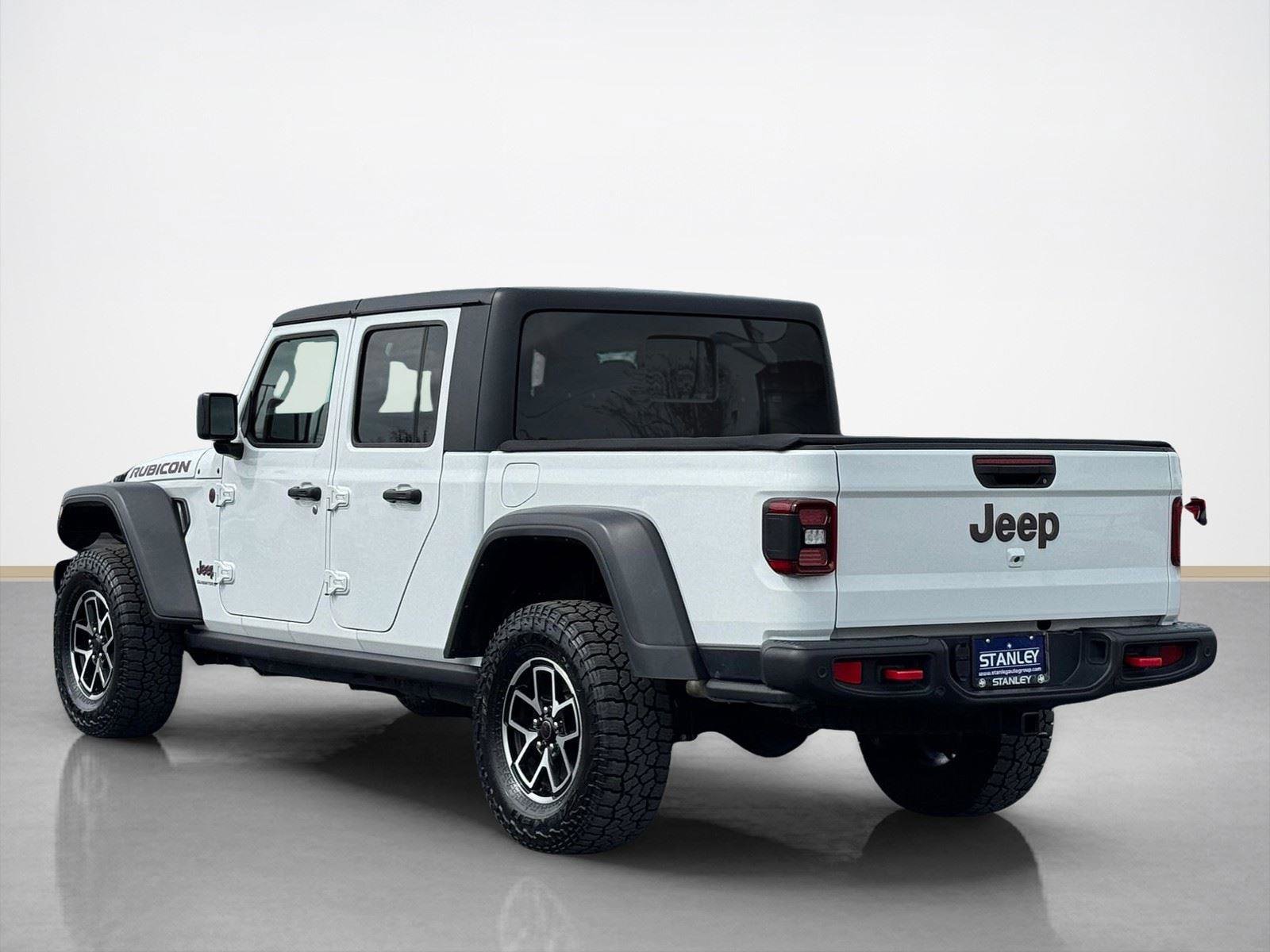 Used 2024 Jeep Gladiator Rubicon w/ Technology Group AWD/4WD image 5
