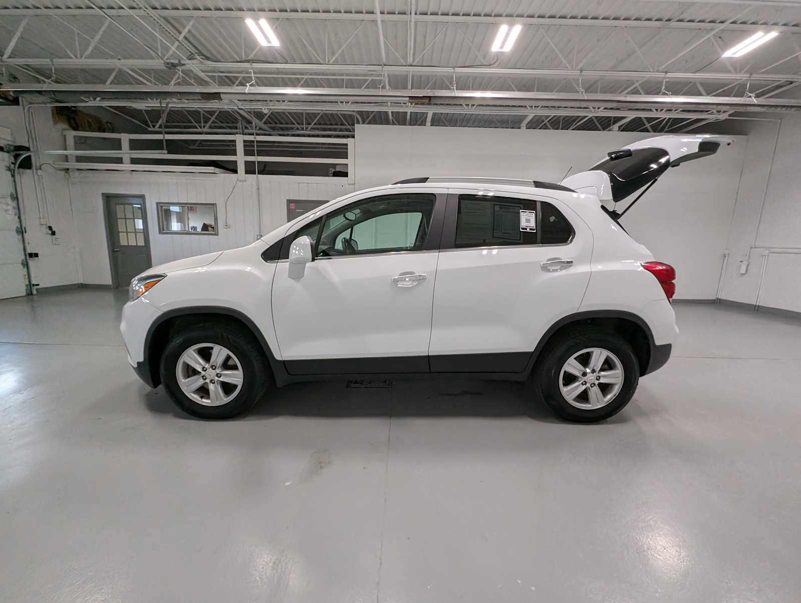 Used 2018 Chevrolet Trax LT w/ LT Convenience Package AWD/4WD image 12