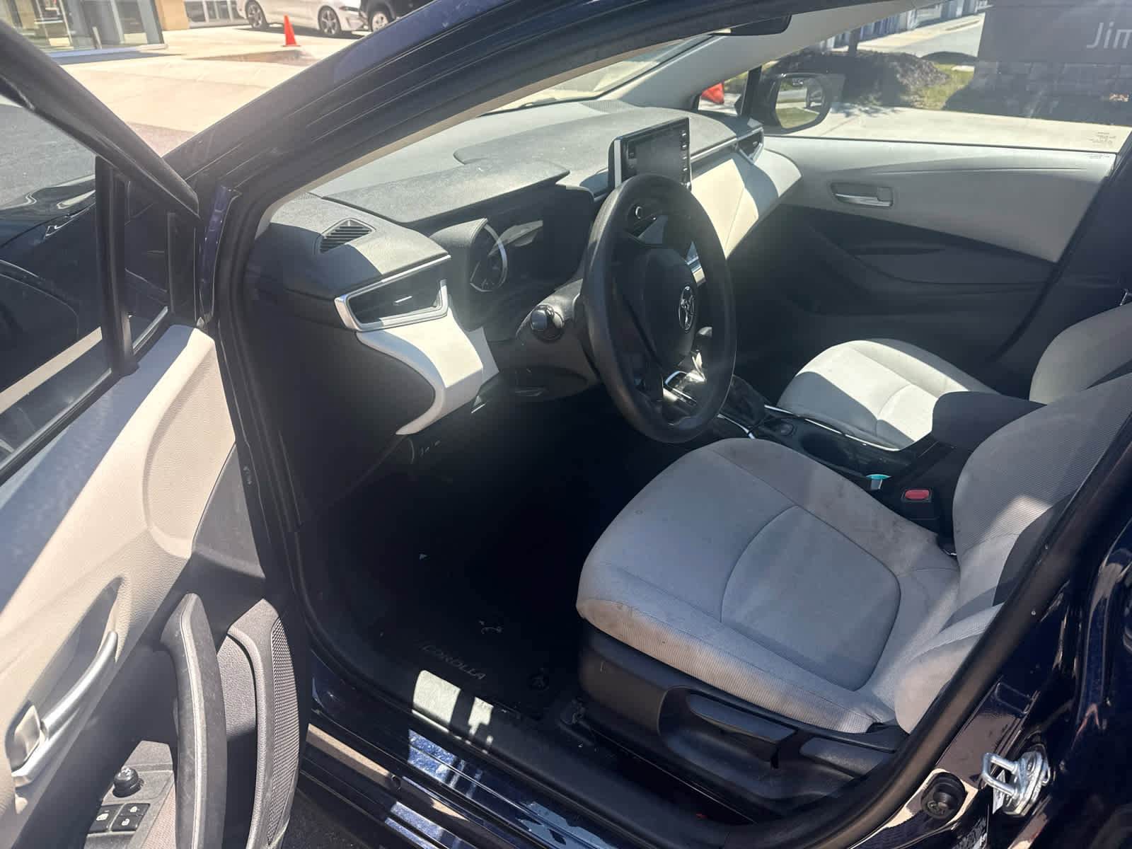 Used 2020 Toyota Corolla LE FWD image 3