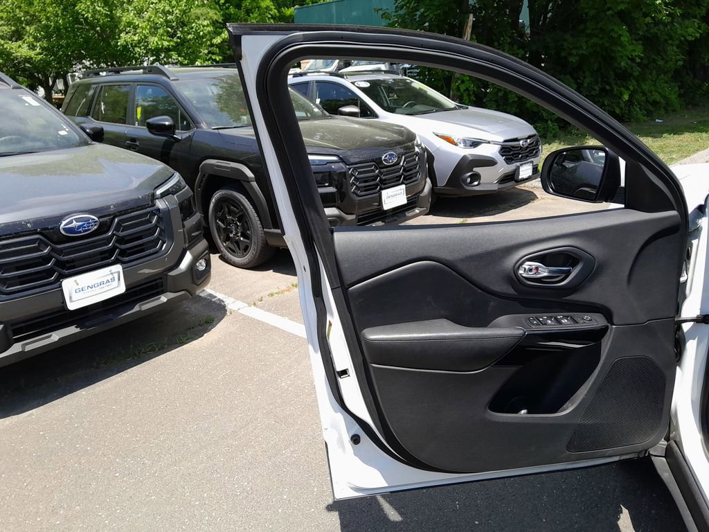 Used 2019 Jeep Cherokee Latitude Plus AWD/4WD image 11