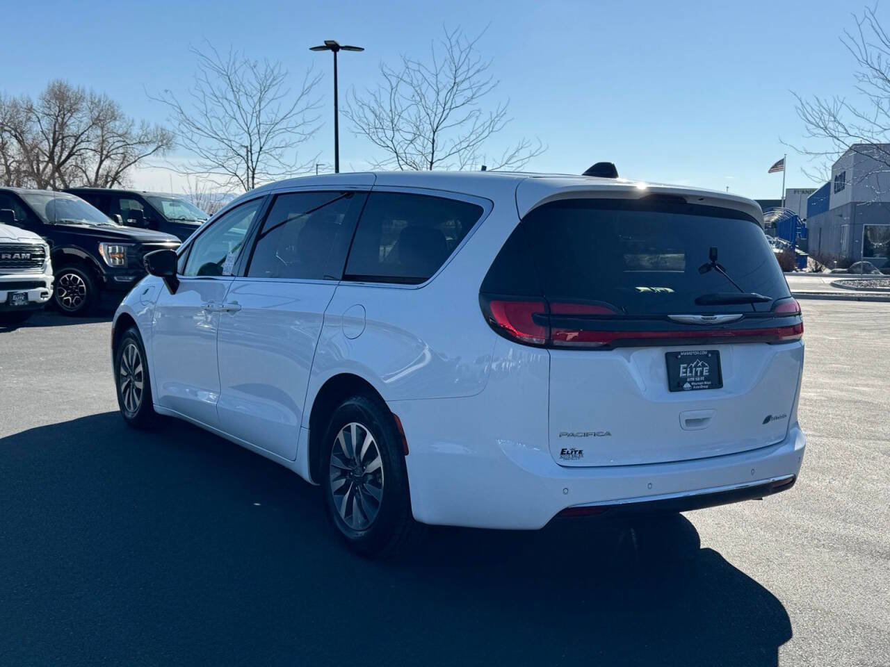 Used 2024 Chrysler Pacifica Limited image 10