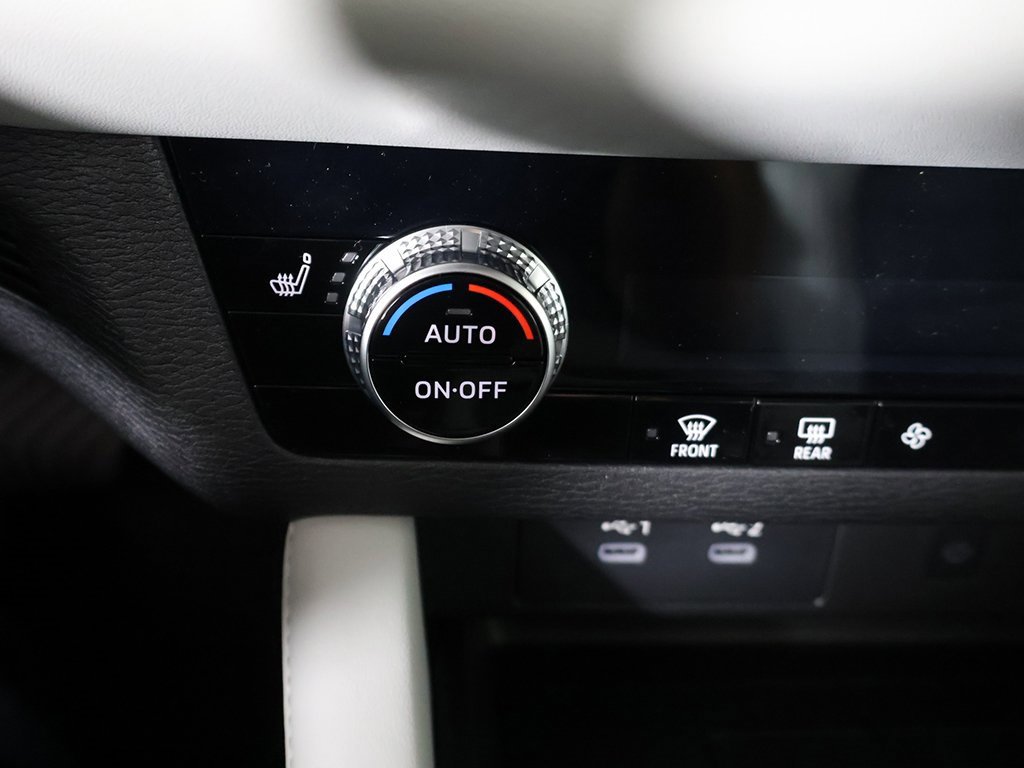 New 2025 Mitsubishi Outlander SE image 50