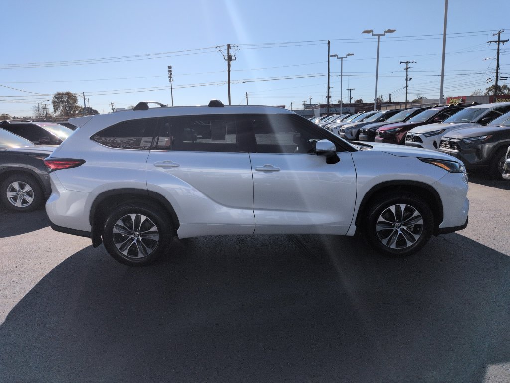 Certified 2022 Toyota Highlander XLE AWD/4WD image 6