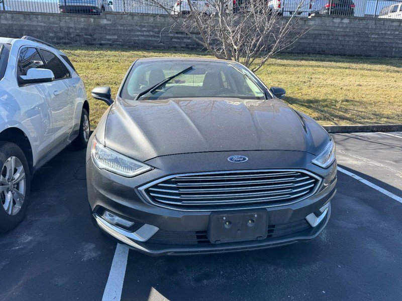 Used 2017 Ford Fusion SE w/ Fusion SE Technology Package image 4