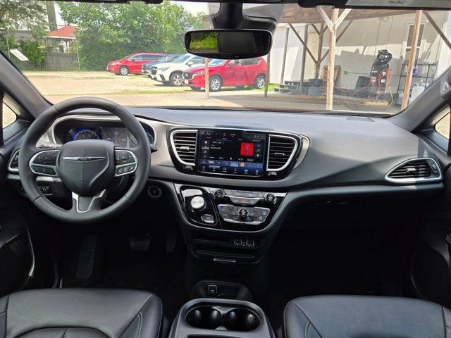 Used 2025 Chrysler Pacifica Select FWD image 24