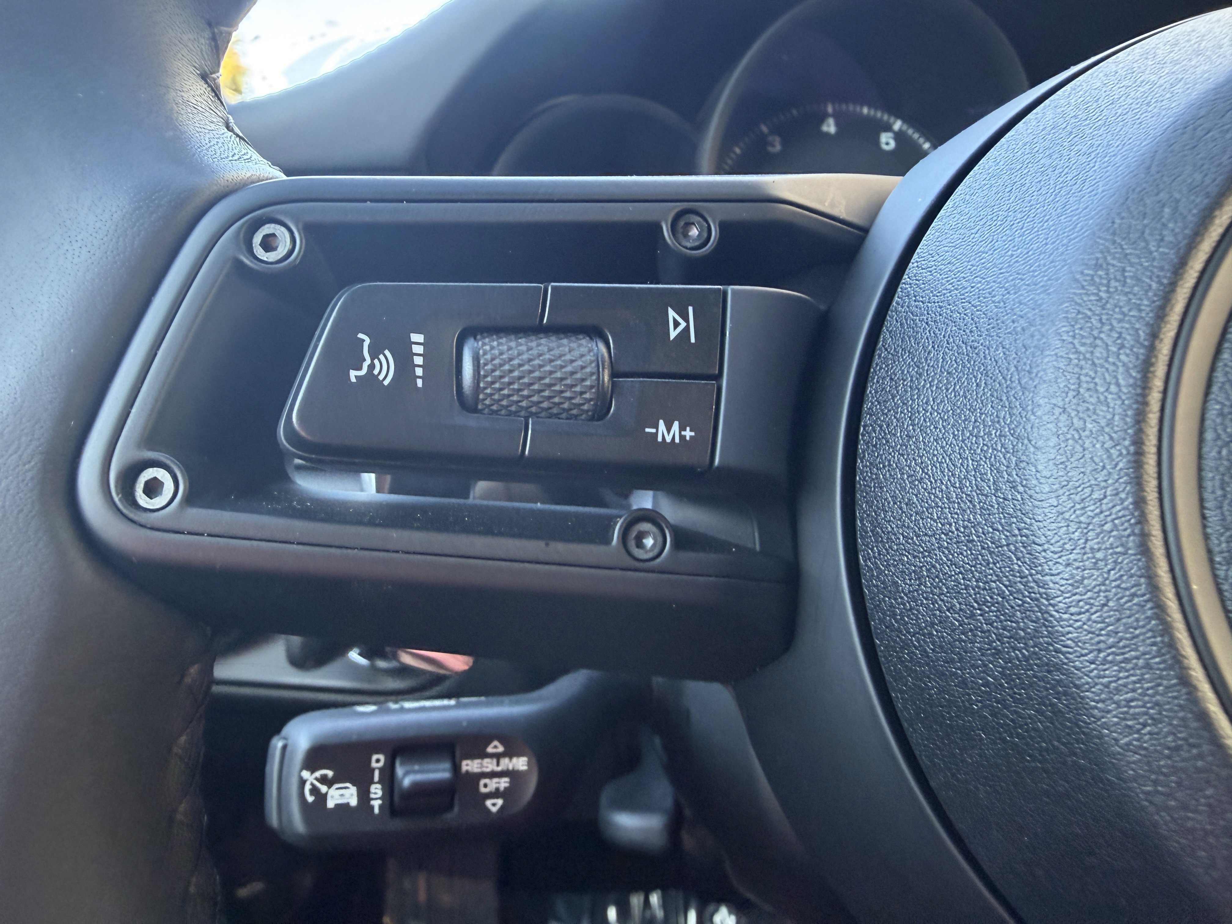 Certified 2025 Porsche Macan Turbo image 33