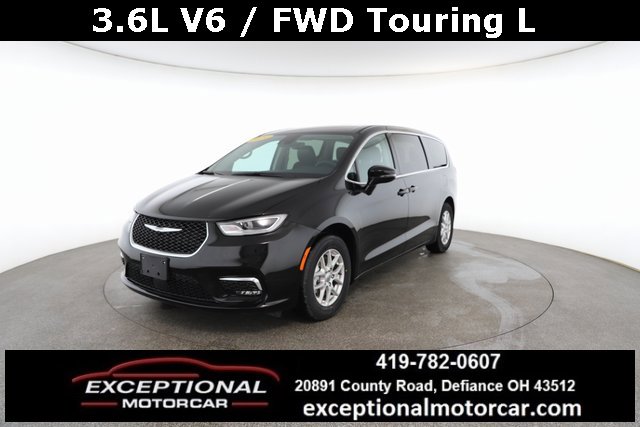 Used 2024 Chrysler Pacifica Touring-L image 1