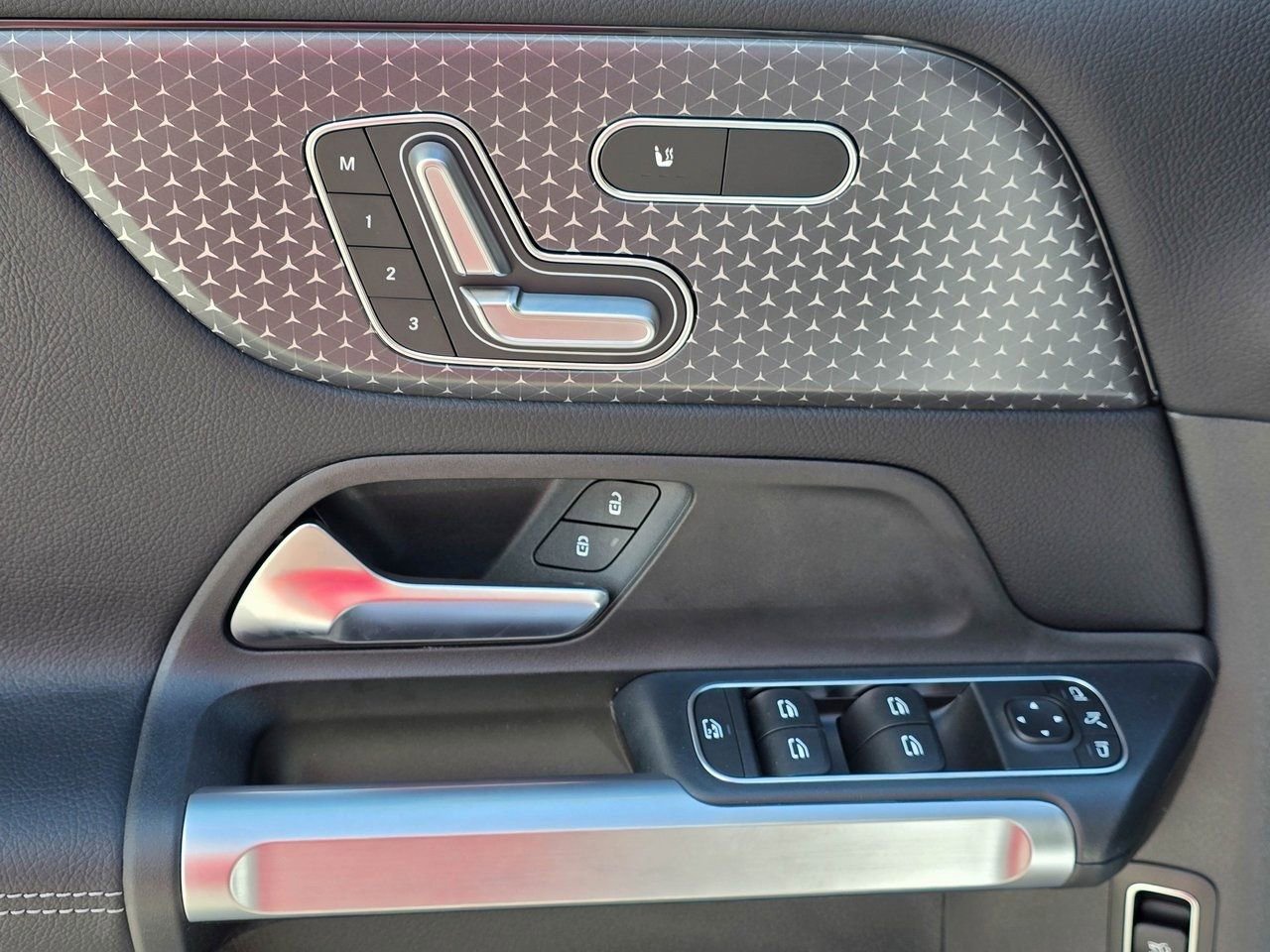 Used 2026 Mercedes-Benz GLB 250 4MATIC image 12