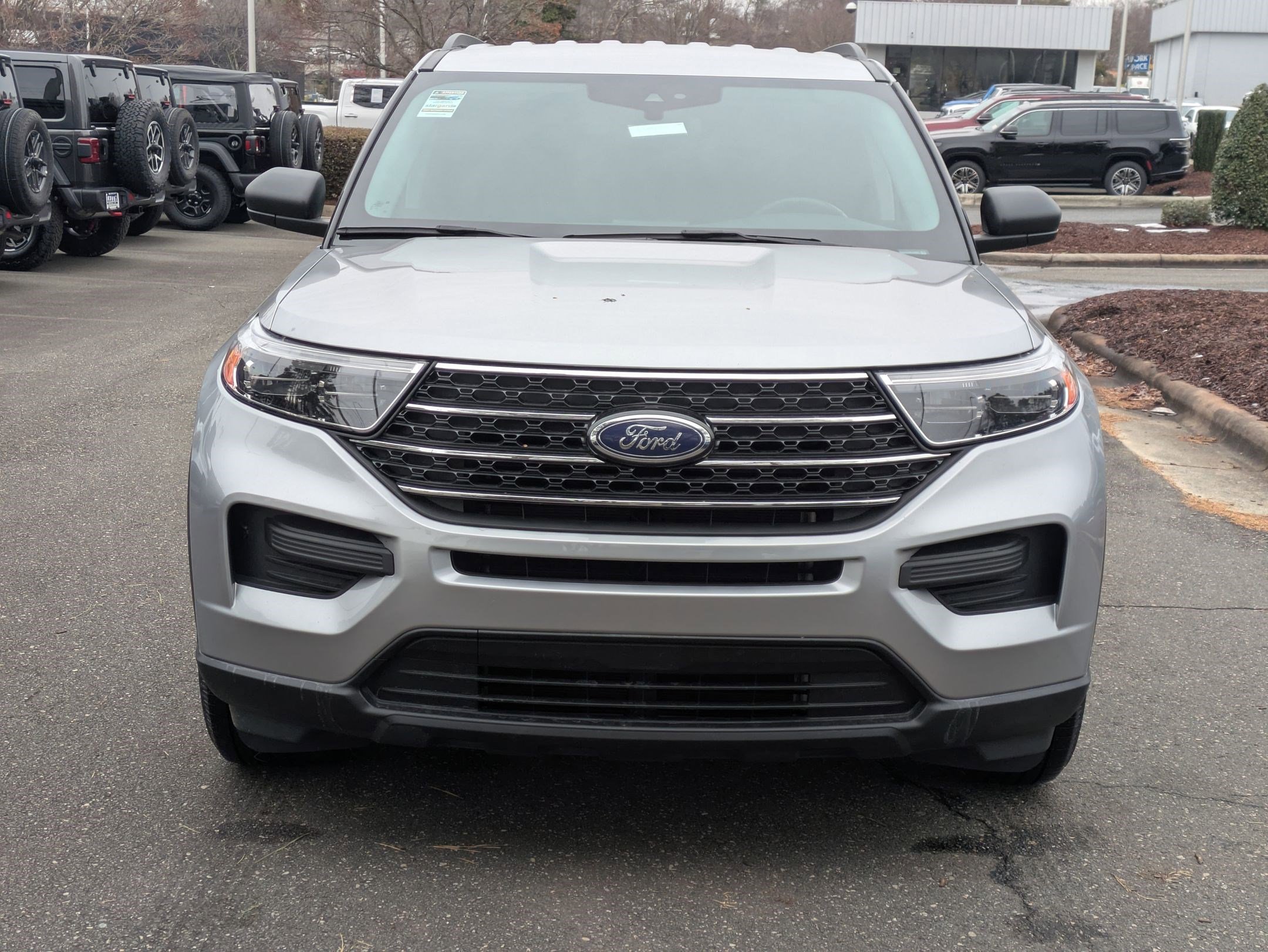 Used 2021 Ford Explorer XLT image 2