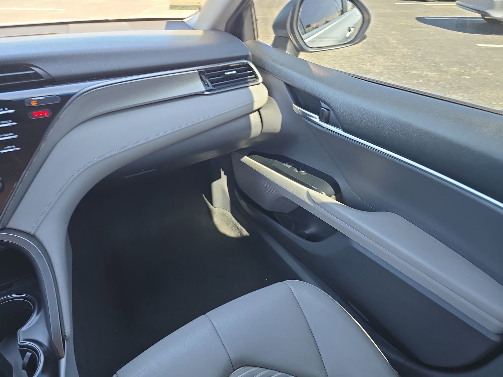 Used 2019 Toyota Camry SE image 12