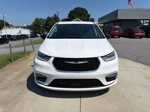 Used 2024 Chrysler Pacifica Touring-L FWD image 2