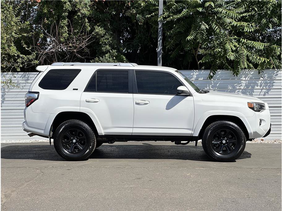 Used 2017 Toyota 4Runner SR5 AWD/4WD image 9