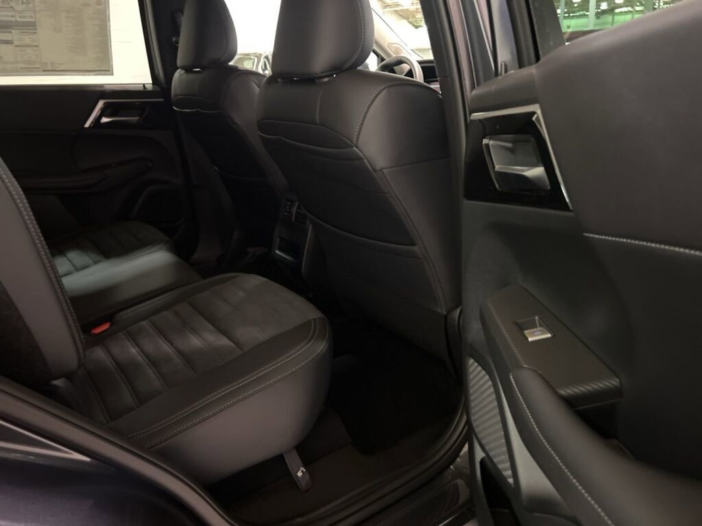 New 2025 Mitsubishi Outlander SE image 11