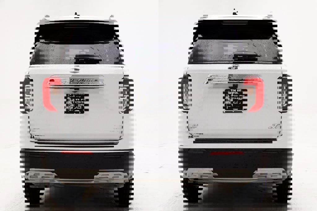 Used 2021 Ford Explorer XLT w/ Equipment Group 202A image 6