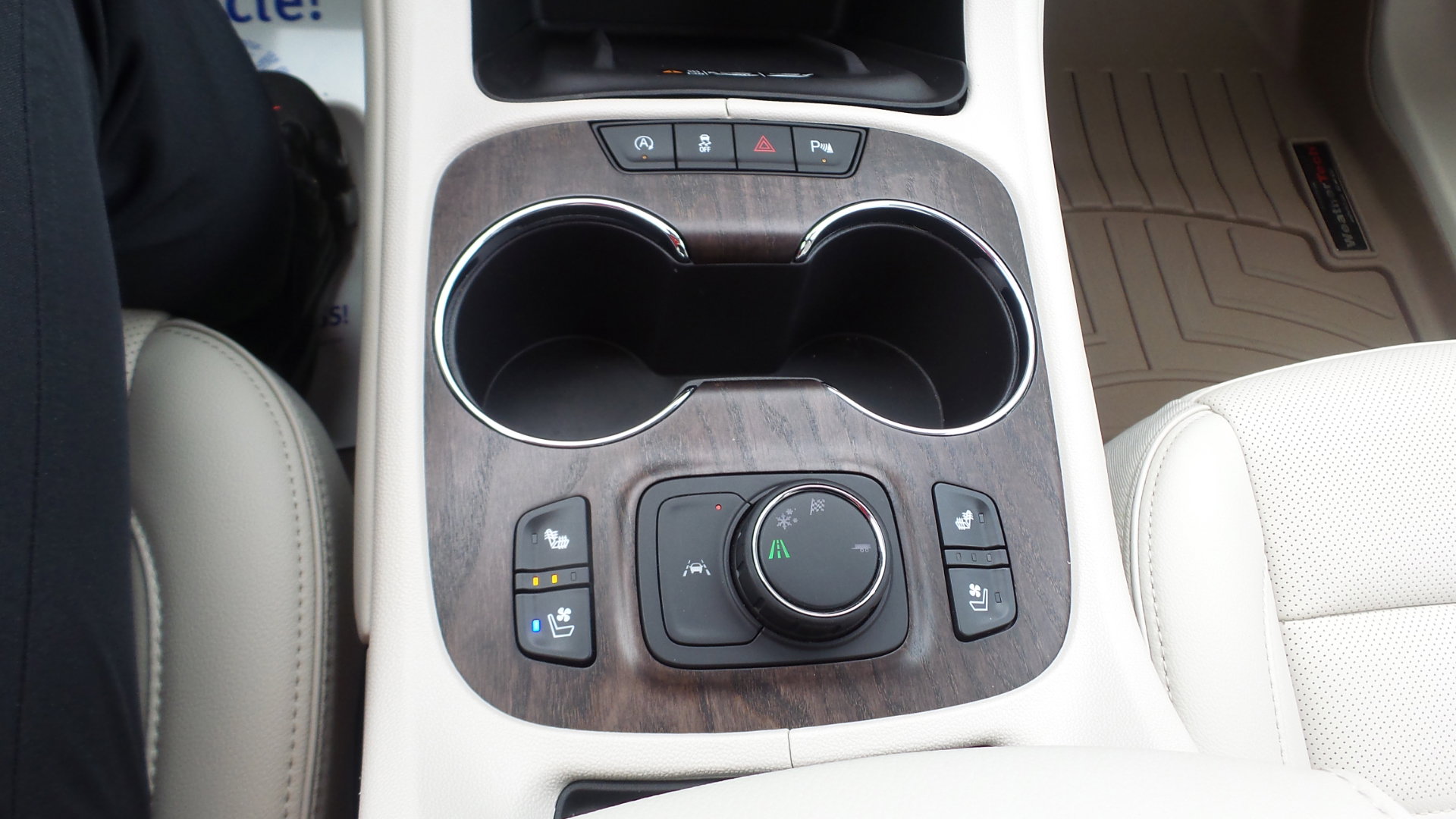 Used 2023 GMC Acadia Denali w/ Denali Ultimate Package FWD image 8