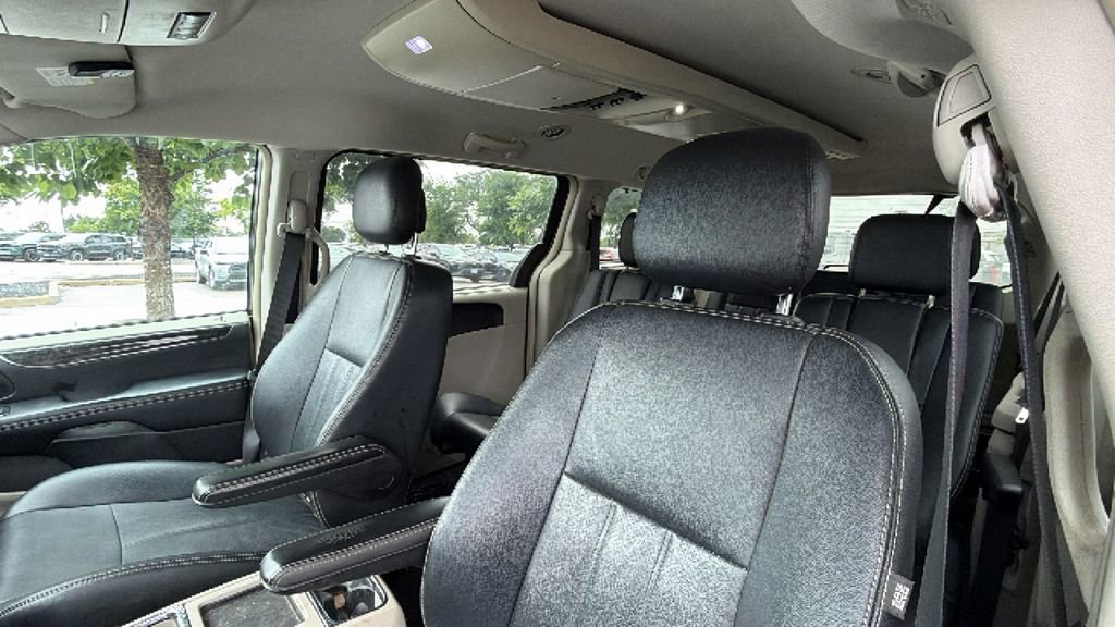 Used 2014 Chrysler Town & Country Touring-L w/ Driver Convenience Group FWD image 13