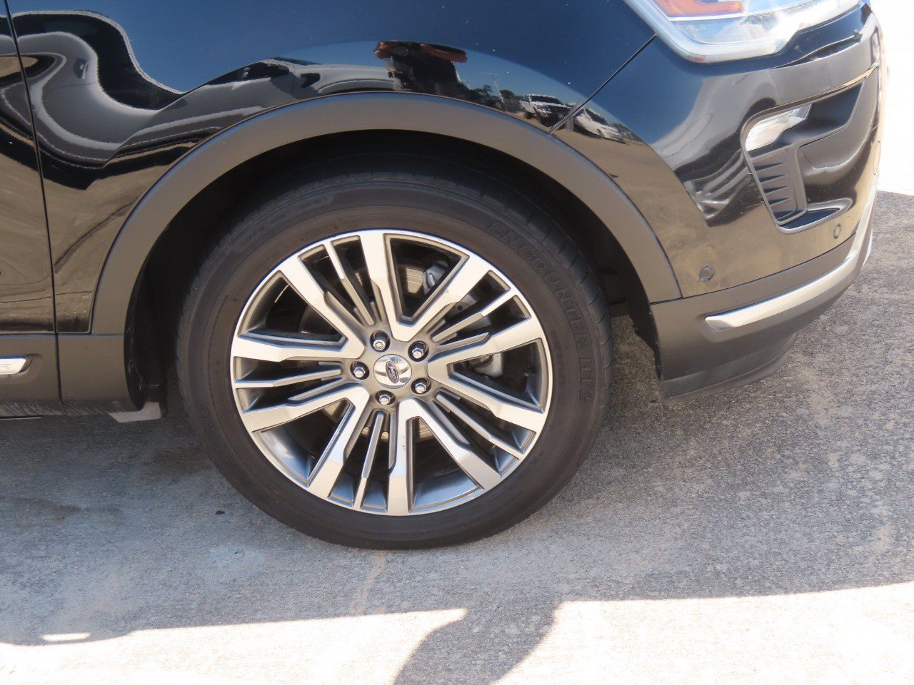 Used 2018 Ford Explorer Platinum AWD/4WD image 9