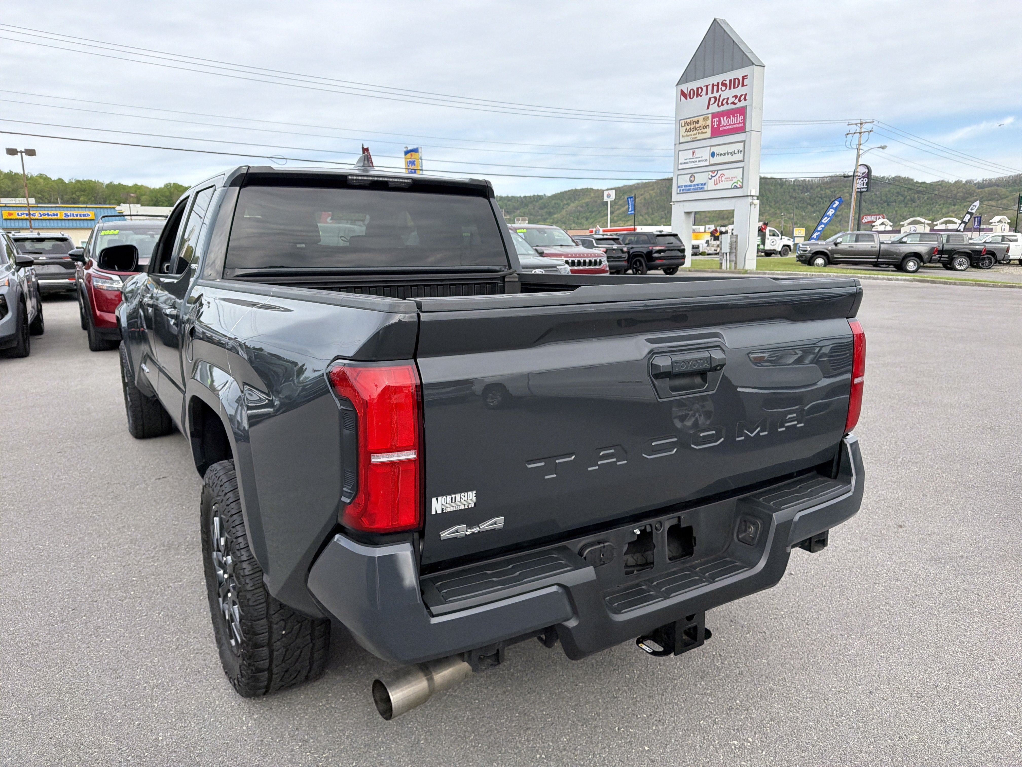 Used 2024 Toyota Tacoma SR5 AWD/4WD image 9
