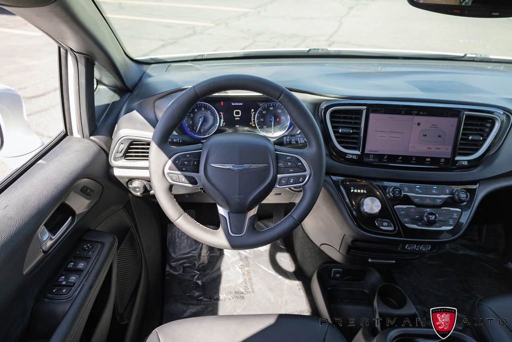 Used 2025 Chrysler Pacifica Select FWD image 2