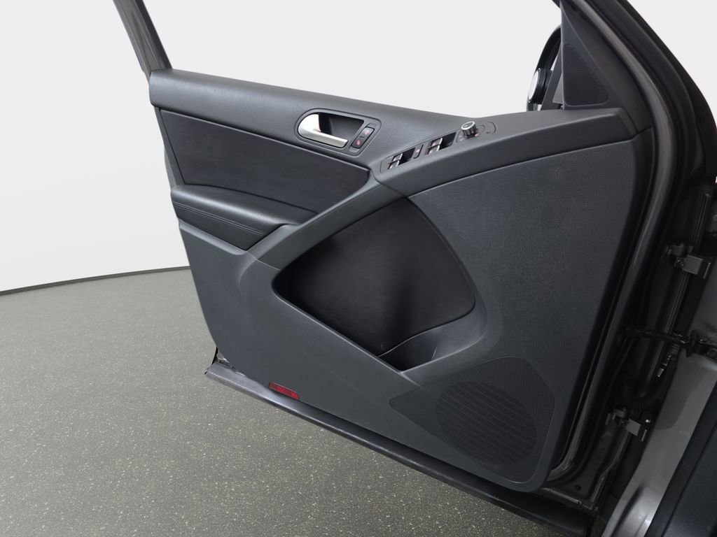 Used 2011 Volkswagen Tiguan SE image 26