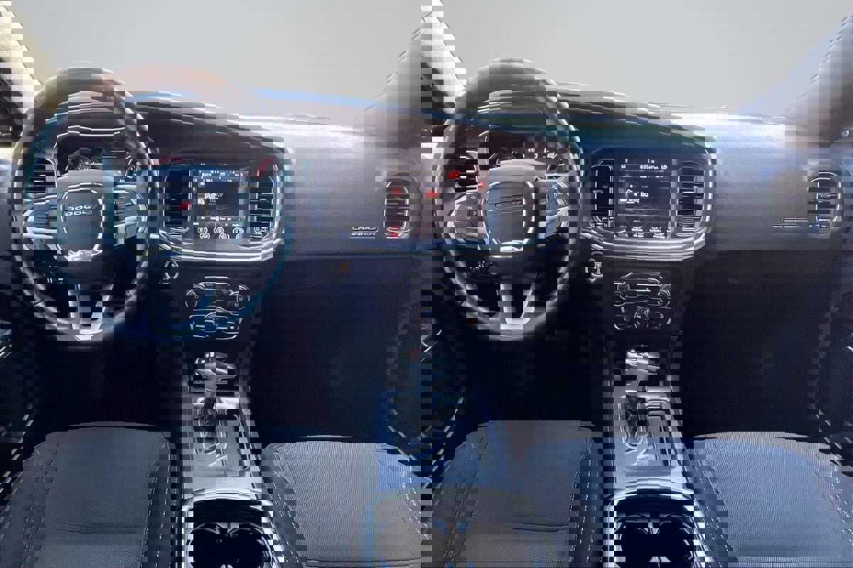 Used 2017 Dodge Charger SXT image 16