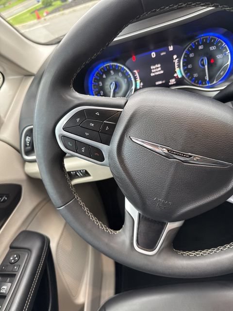 Used 2023 Chrysler Pacifica Touring-L FWD image 24