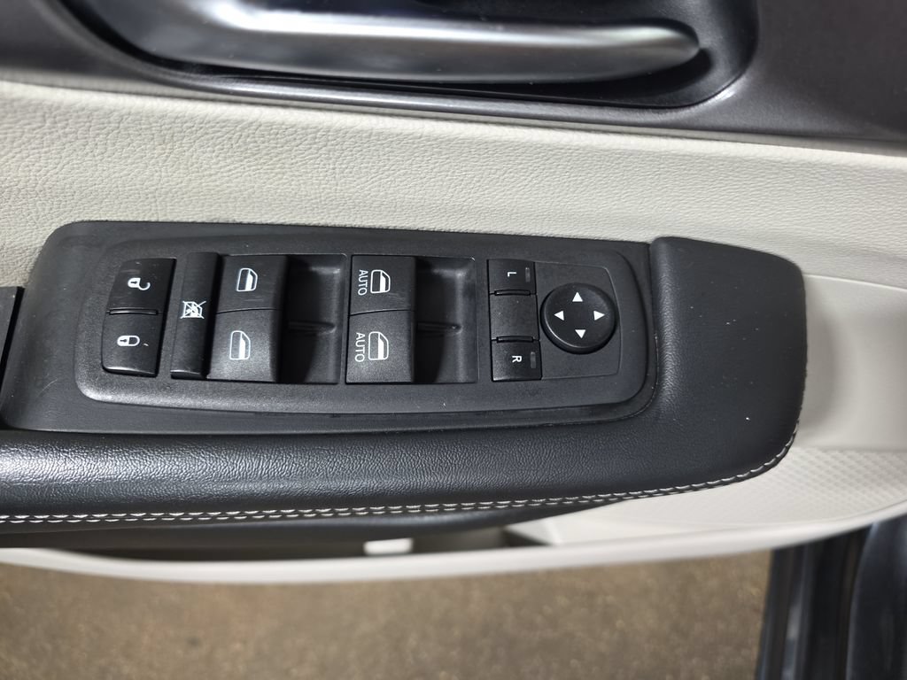 Used 2023 Chrysler Pacifica Touring-L FWD image 29