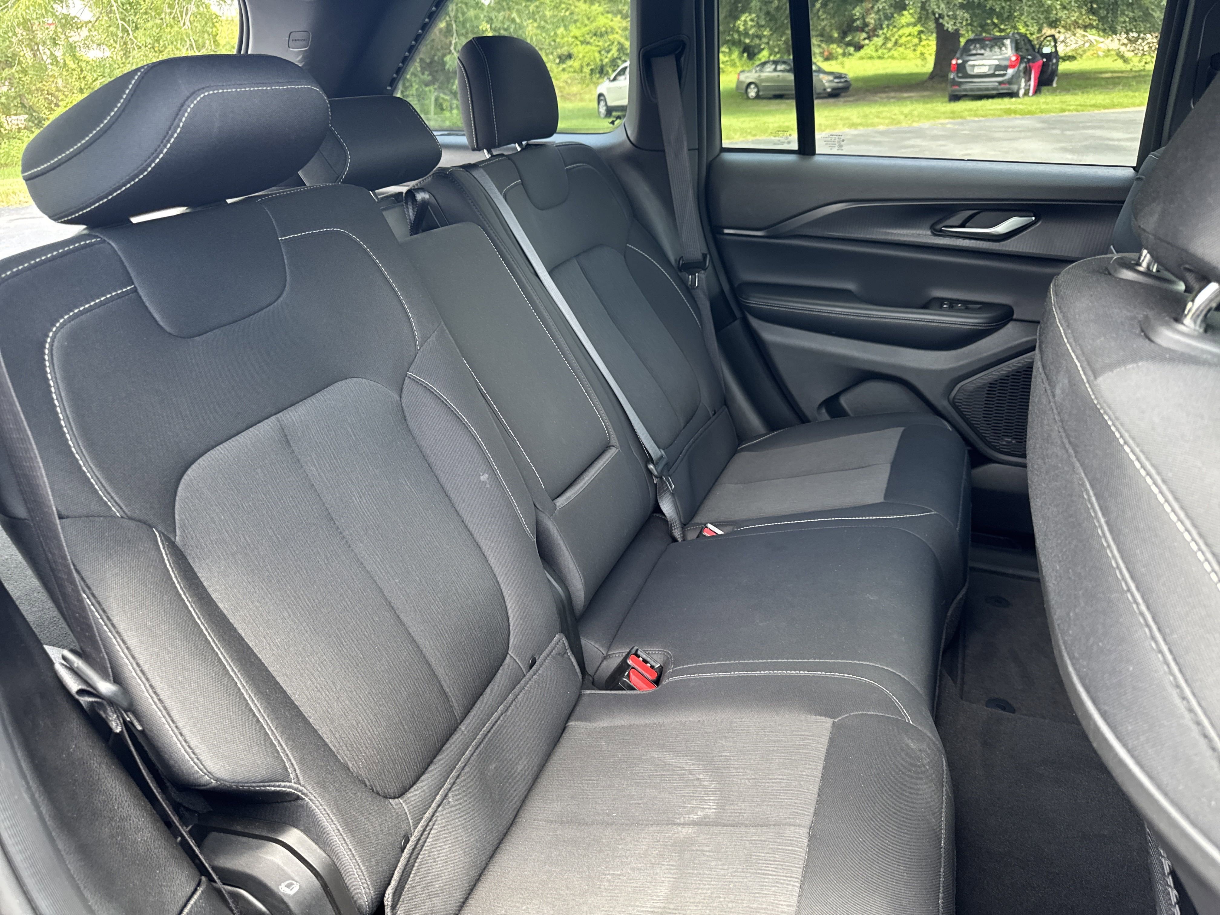 Used 2024 Jeep Grand Cherokee Laredo image 28