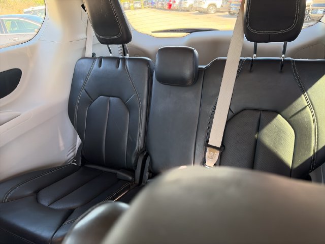 Used 2023 Chrysler Pacifica Touring-L FWD image 28
