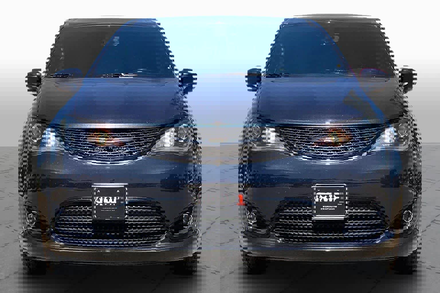 Used 2020 Chrysler Pacifica Touring w/ S Appearance Package FWD image 3