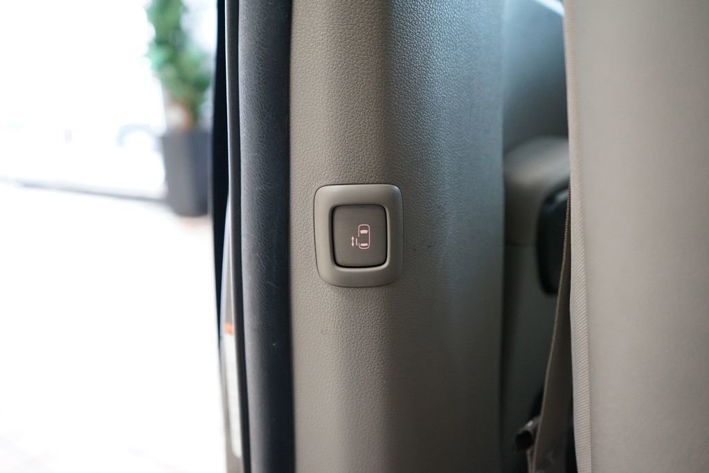 Used 2021 Kia Sedona LX image 45