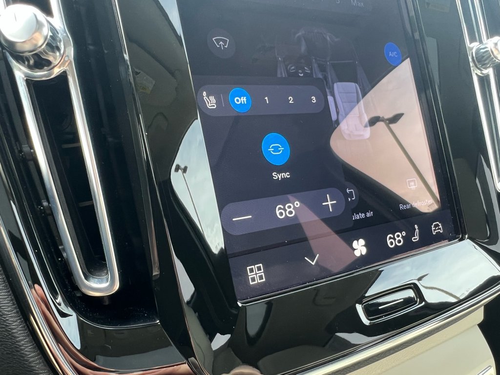 Certified 2025 Volvo XC40 B5 Plus AWD/4WD image 18