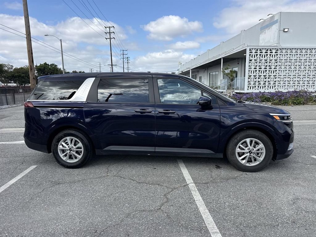 Used 2024 Kia Carnival LX image 2