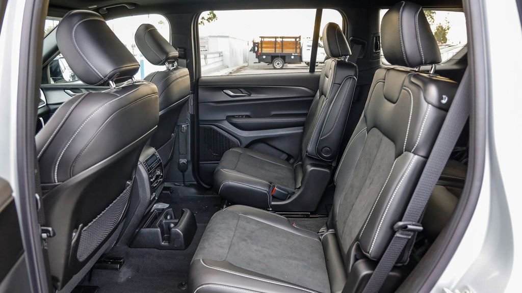 New 2025 Jeep Grand Cherokee L Altitude image 20