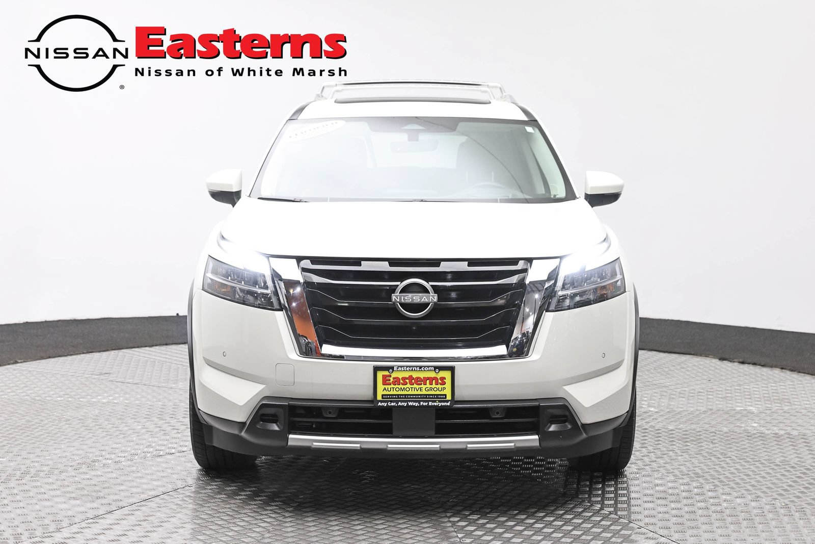Used 2023 Nissan Pathfinder Platinum AWD/4WD image 2