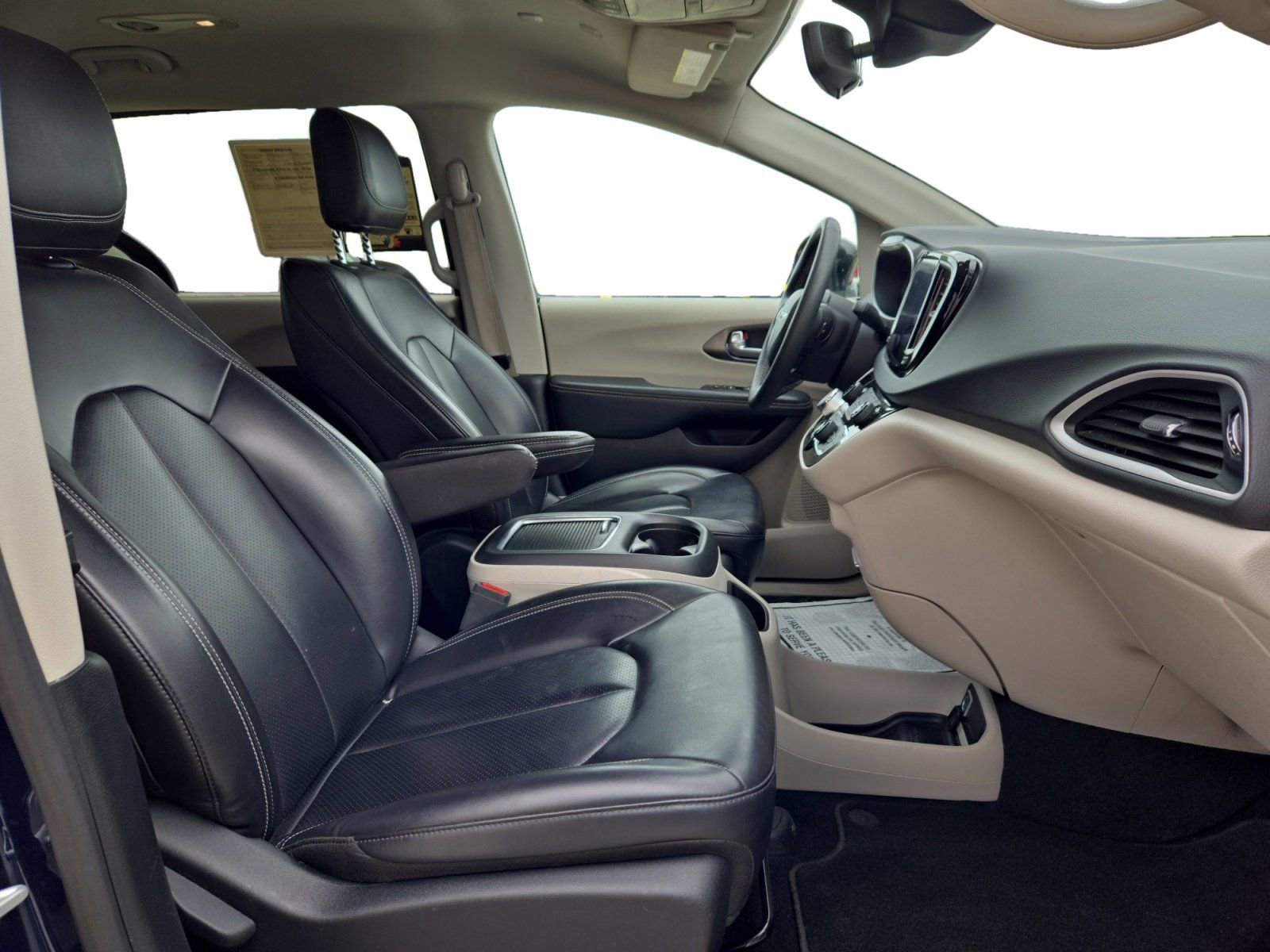 Used 2024 Chrysler Pacifica Touring-L FWD image 24