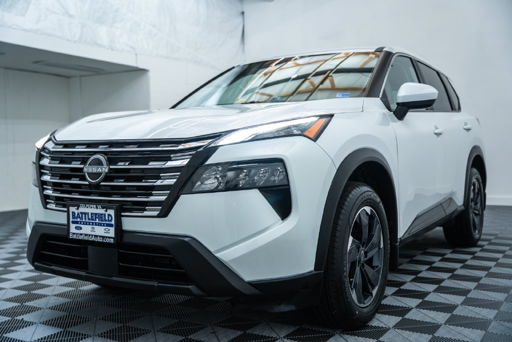 Used 2025 Nissan Rogue SV AWD/4WD image 3