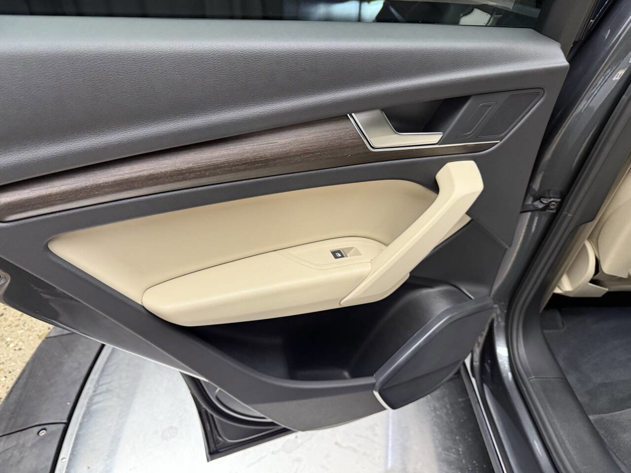 Used 2024 Audi Q5 e Premium w/ Convenience Package image 20