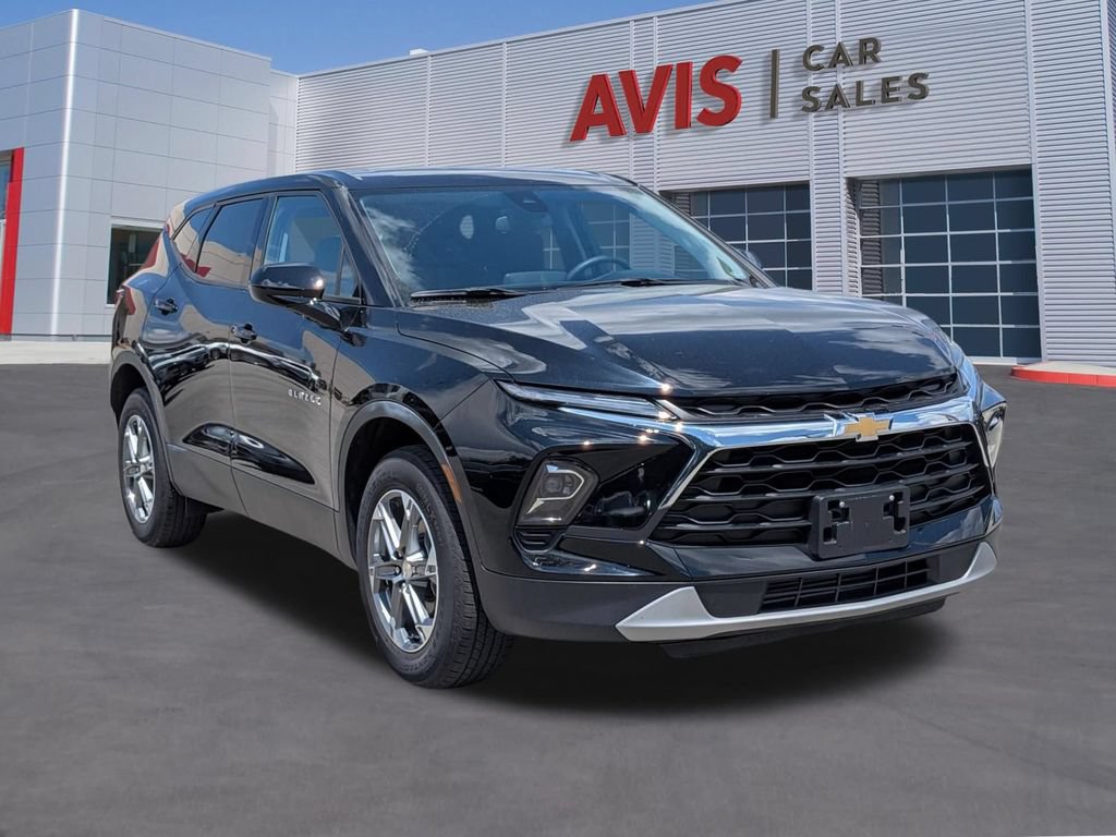 Used 2025 Chevrolet Blazer LT FWD image 3
