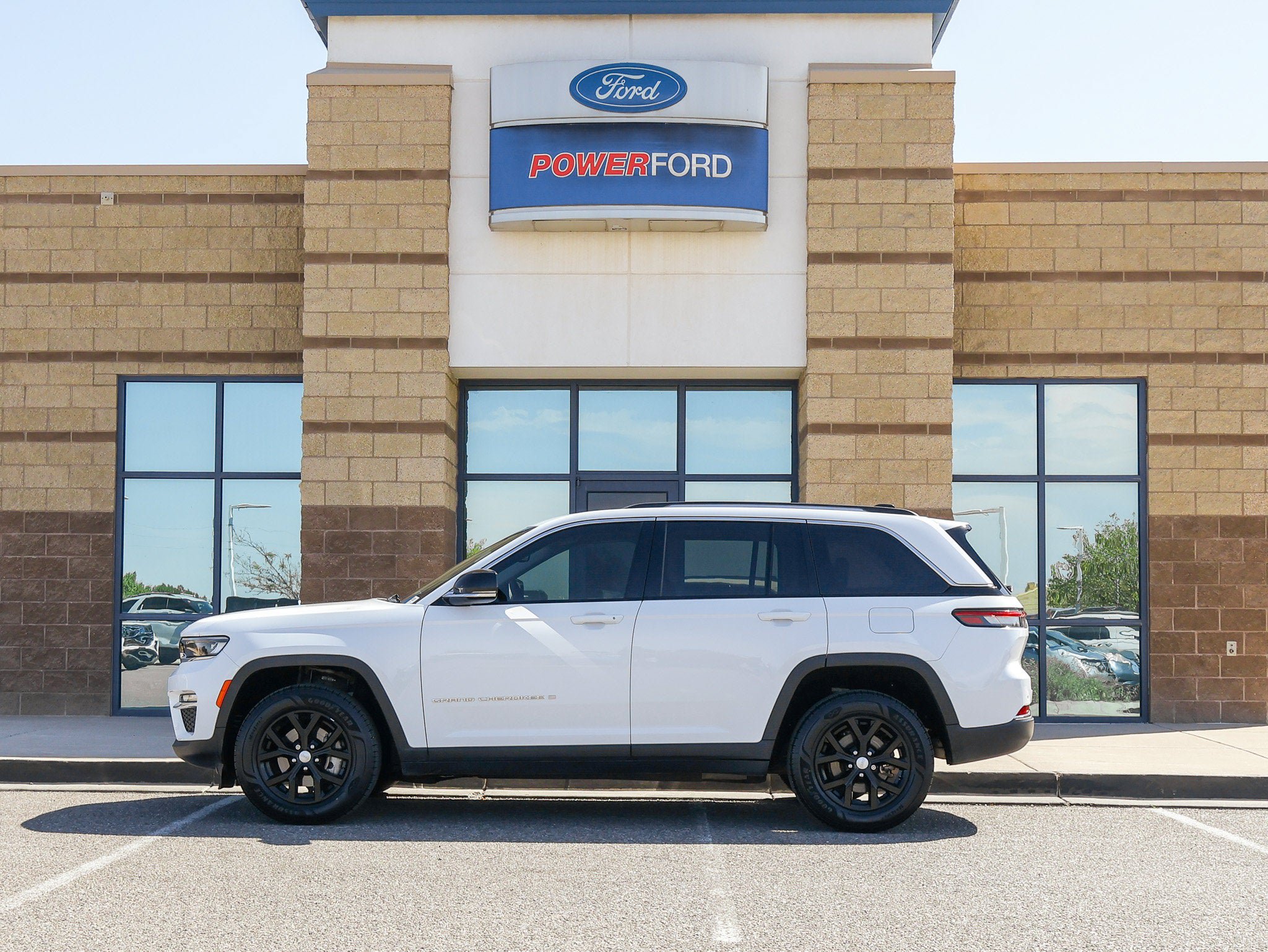 Used 2023 Jeep Grand Cherokee Limited AWD/4WD image 9
