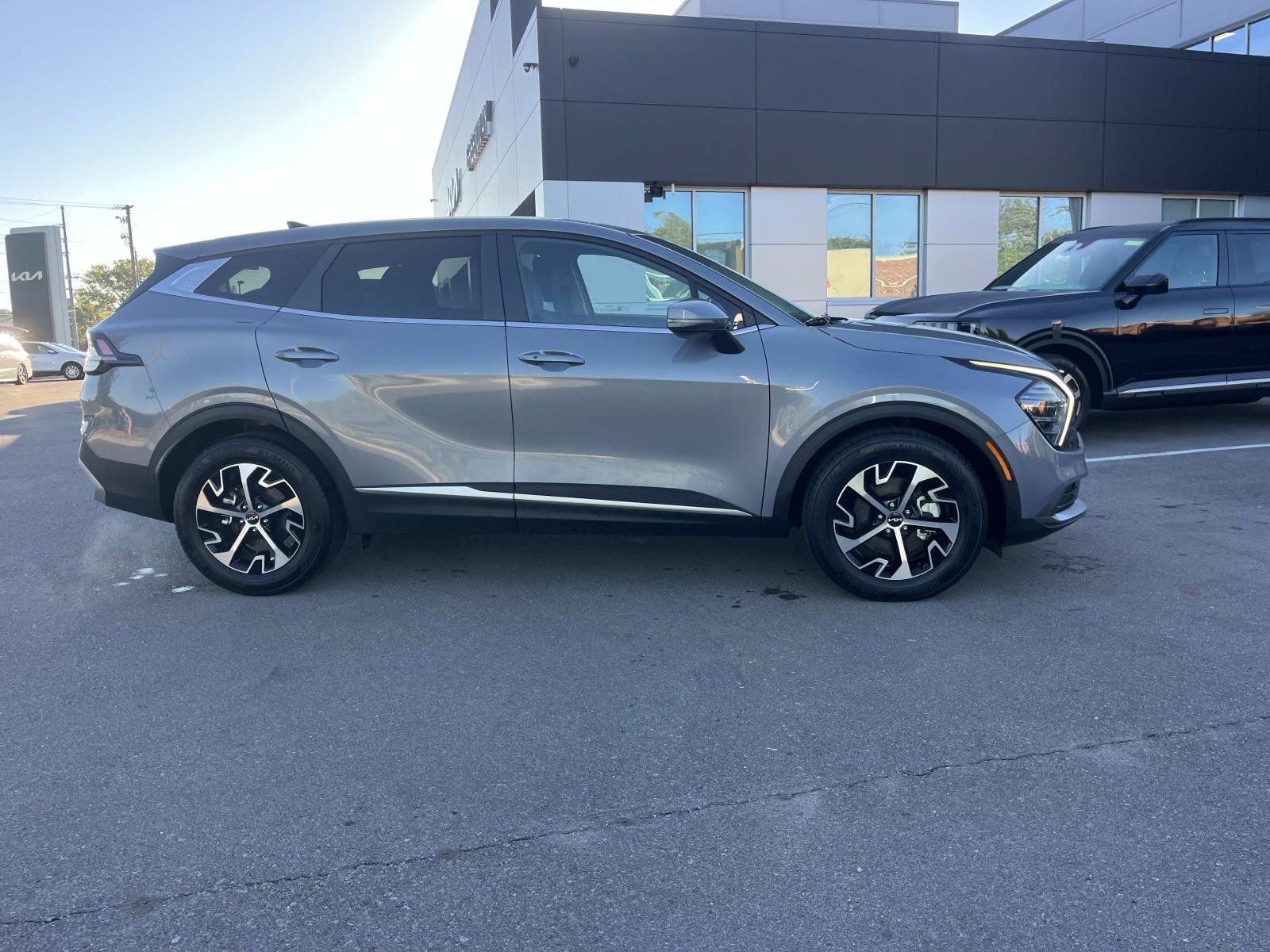 Used 2024 Kia Sportage EX FWD image 2