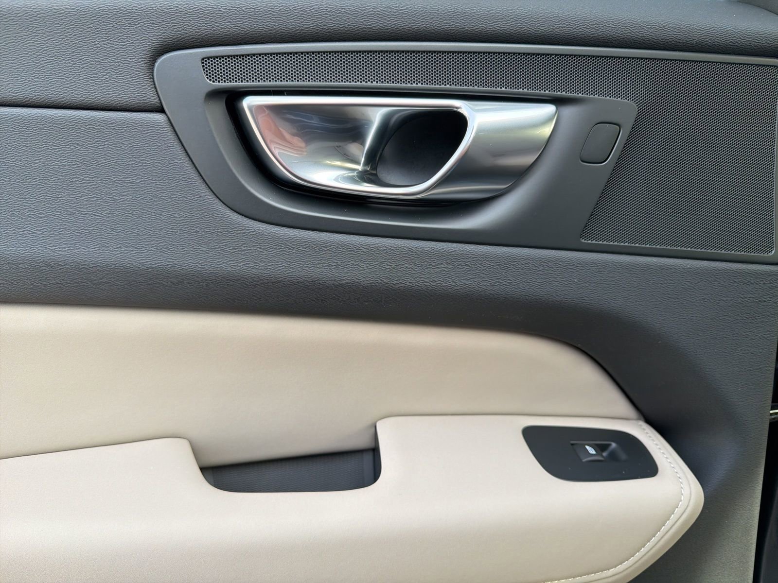 New 2026 Volvo XC60 B5 Plus w/ Protection Package Premier image 19